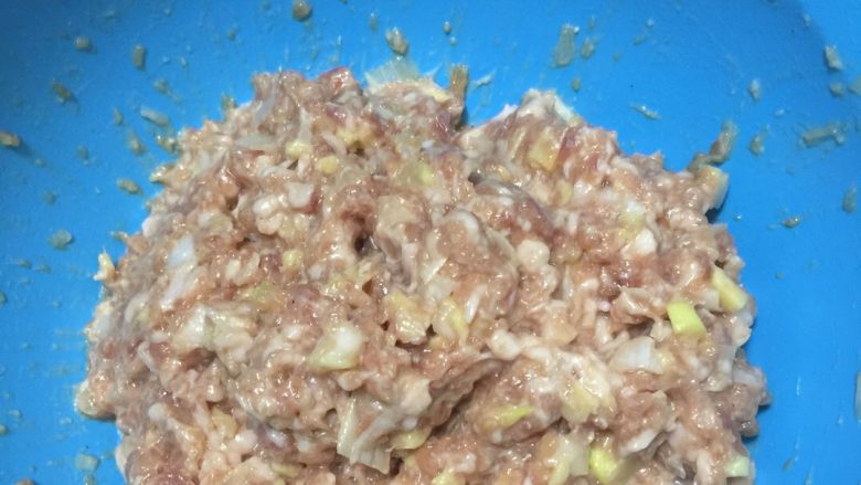 紫菜肉丸汤,顺着一个方向搅动,让肉上劲儿,这样汆丸子才不会散