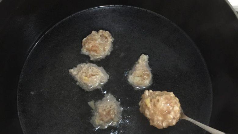 紫菜肉丸汤,用小勺子把肉馅团成一个丸子,放入沸水中