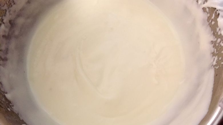 炫彩酸奶慕斯,淡奶油打发至纹路不易消失
将酸奶倒进淡奶油拌匀
,这就是慕斯糊