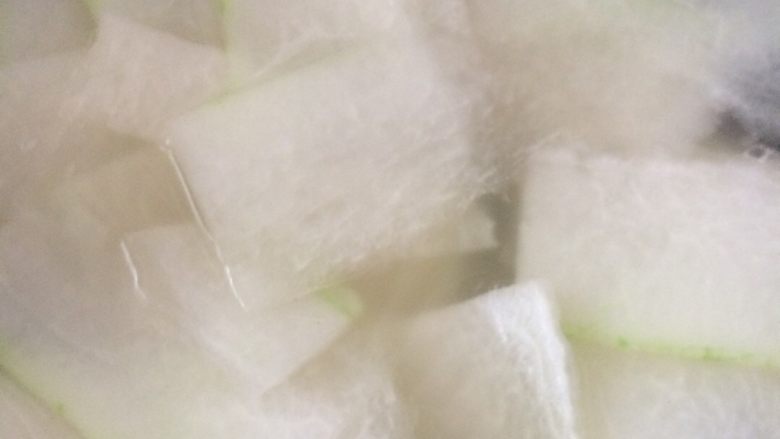水晶冬瓜卷,放到开水中汤一分钟,就软了,捞出沥干水份