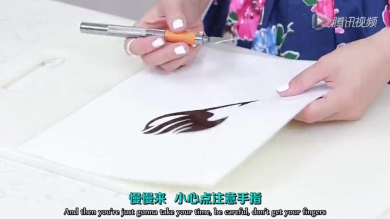 梦幻草莓蛋糕,巧克力冷却15分钟,慢慢抬起模板,用一根牙签稍稍修补一下,放进冰箱冷却10分钟。我们先切一些草莓,切掉尾部,再切成片,把整个蛋糕表面涂满奶油,用抺刀把表面抹平整,拿起手中切成的草莓,把它们铺满蛋糕表面。表面铺满草莓后,再添加一薄层奶油,二层蛋糕放在上面,用对半切的草莓。