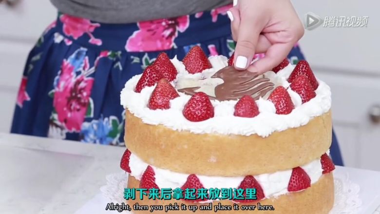 梦幻草莓蛋糕,贴在奶油上面这样绕上一圈,用蛋糕顶上贴满奶油,然后绕着圆一圈挤上奶油,11个草莓来点缀完整的表面,面朝上摆好草莓一整天圈,我们要在之间的缝隙中再加上一小沱奶油,最后一步在蛋糕顶面放公会会徽。