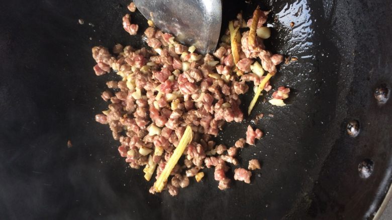 生菜牛肉卷,改中火,加牛肉丁翻炒至半八成熟