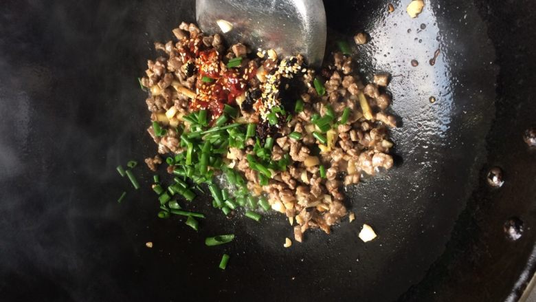 生菜牛肉卷,把剩下的调料都加进去,用余温翻炒至熟