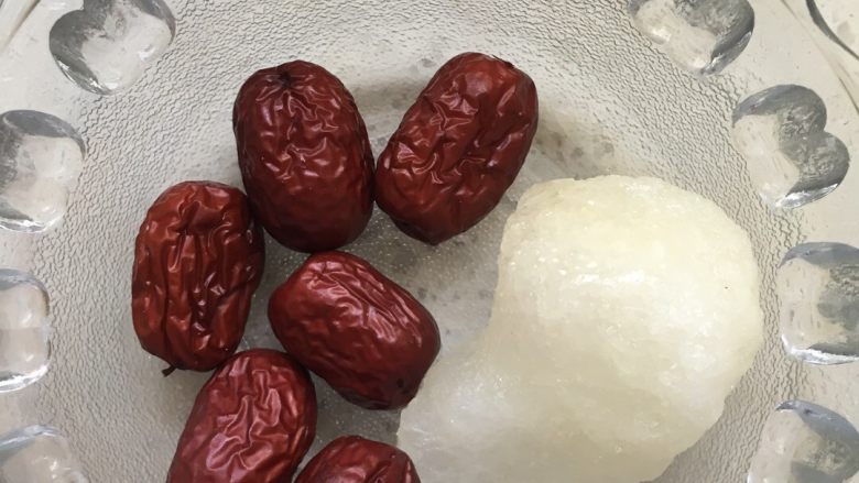 红枣莲藕汤,红枣六颗，一块冰糖