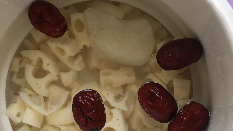 红枣莲藕汤,隔水煮1、5小时。完成