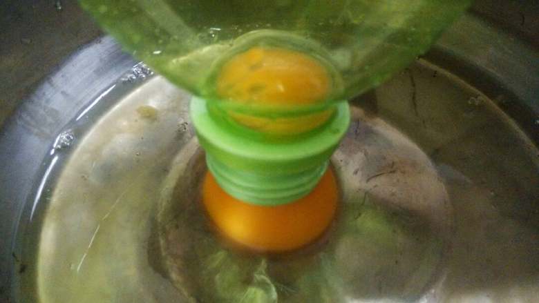 蛋黄分离法,再用空矿泉水瓶对着蛋黄用力捏瓶子,蛋黄就吸进去了,再把蛋黄倒到另一个容器里OK了。