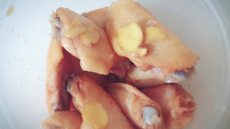 香辣鸡翅,把价格过开水7到8分钟，捞出来用厨房纸吸干水分，分别➕生抽，盐，糖，姜片腌1个小时