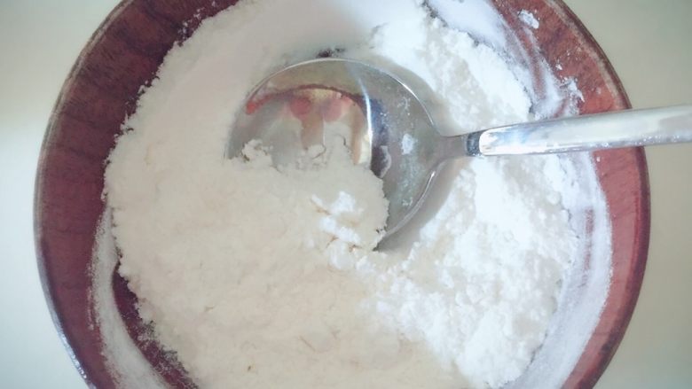 香辣鸡翅,把生粉跟<a style='color:red;display:inline-block;' href='/shicai/ 519'>面粉</a>混合