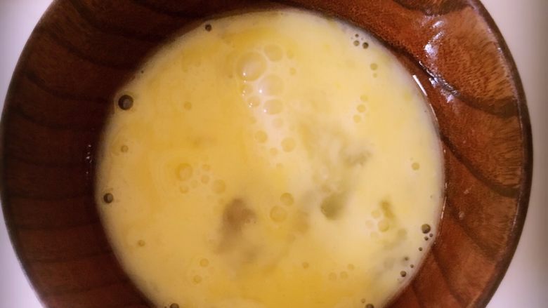 香辣鸡翅,把<a style='color:red;display:inline-block;' href='/shicai/ 9'>鸡蛋</a>打散，