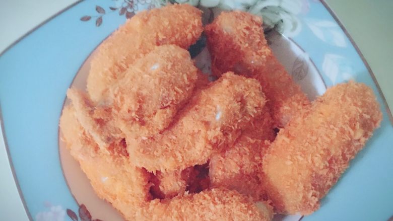 香辣鸡翅,<a style='color:red;display:inline-block;' href='/shicai/ 96'>鸡翅</a>裹上面粉，涂上鸡蛋液，然后再裹上<a style='color:red;display:inline-block;' href='/shicai/ 588'>面包糠</a>