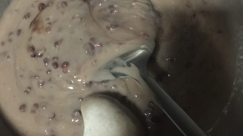 自制红米豆糕,木薯粉先用冷开水和匀,再把压好的红米豆倒入,拌匀