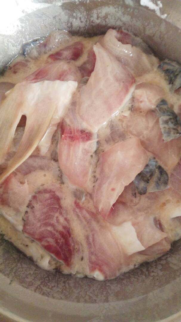酸菜鱼,淹鱼片:料酒,蛋清,淀粉,盐,腌制半个小时左右,