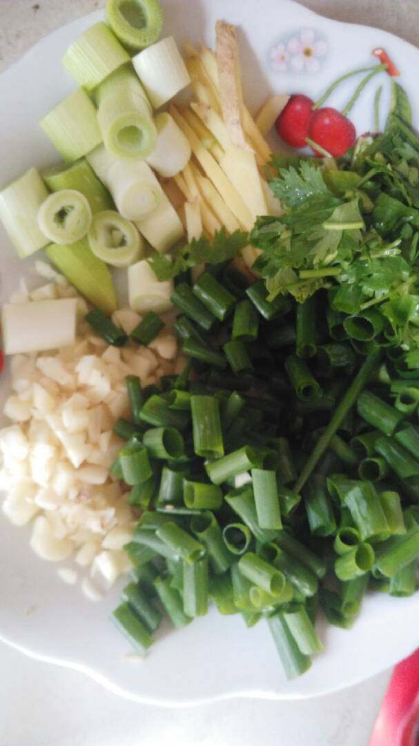 酸菜鱼,葱姜蒜,香菜,辣椒,洗净,切碎备用