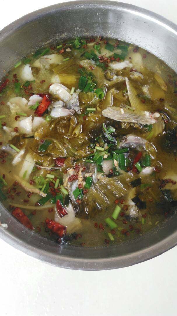 酸菜鱼,热锅冷油,倒入油,放花椒,蒜末,葱花,炸香出味,浇入酸菜鱼上,撒香菜,大功告成