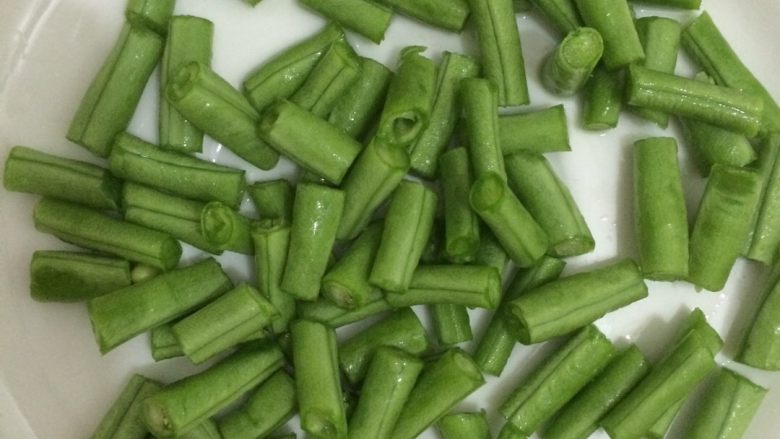 豆角巴子,<a style='color:red;display:inline-block;' href='/shicai/ 3639'>豆角</a>洗净切小段