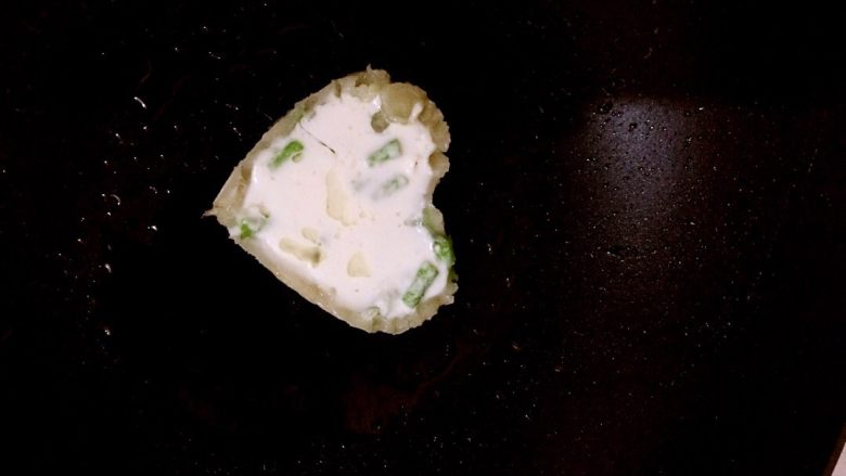 豆角巴子,锅烧热放油，放一勺面糊摊均匀