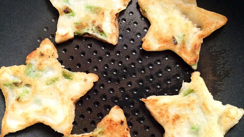 豆角巴子,一面定型后脱模，再煎另一面，煎至两面金黄即可