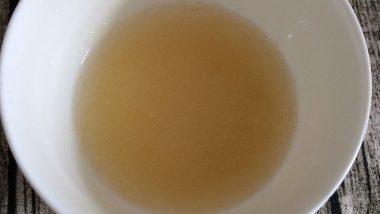 牛奶水果布丁,吉利丁用少许冷水泡发