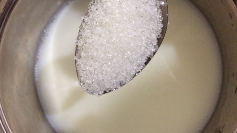 牛奶水果布丁,牛奶加<a style='color:red;display:inline-block;' href='/shicai/ 3729'>白糖</a>煮至<a style='color:red;display:inline-block;' href='/shicai/ 3729'>白糖</a>溶化，不用煮沸