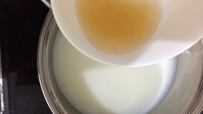 牛奶水果布丁,泡发的吉利丁倒进奶锅里，不停的搅拌，煮至吉利丁完全溶化