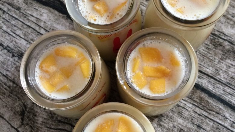 牛奶水果布丁,放凉的奶液倒进布丁瓶里，加上自己喜欢的水果粒