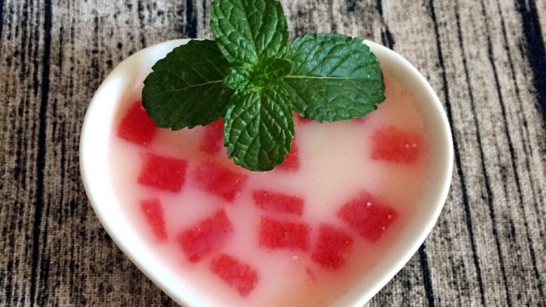 牛奶水果布丁,放冰箱冷藏一夜