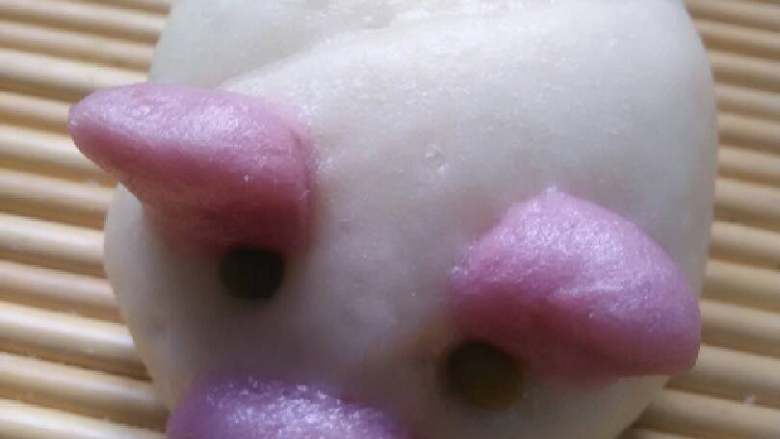 花样面食集合了,小猪同鱼的一样,只不过揉成椭圆型后,做成小猪的造型,鼻子贴上以后用筷子在鼻子上插两个孔,会更生动,都做好后放在板子上盖上布醒20分钟,凉水入锅开锅后20分钟,可爱的小猪就熟了