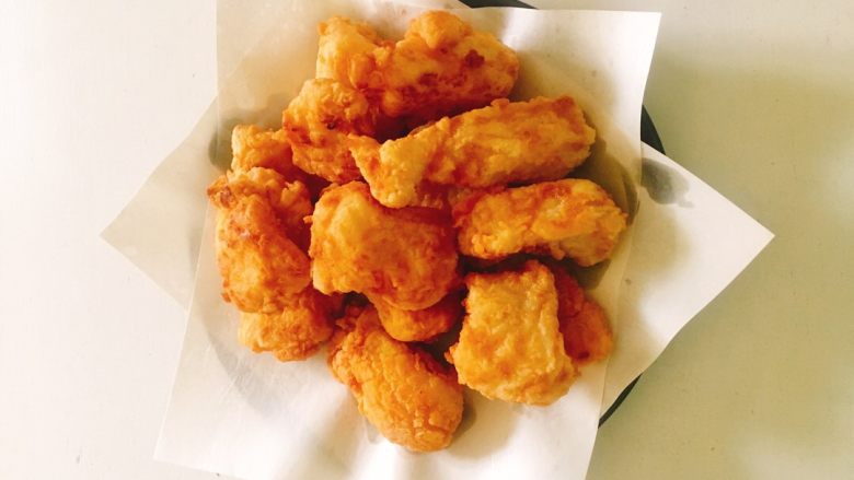 炸龙利鱼,捞出 用吸油纸 吸下 配上甜辣酱 