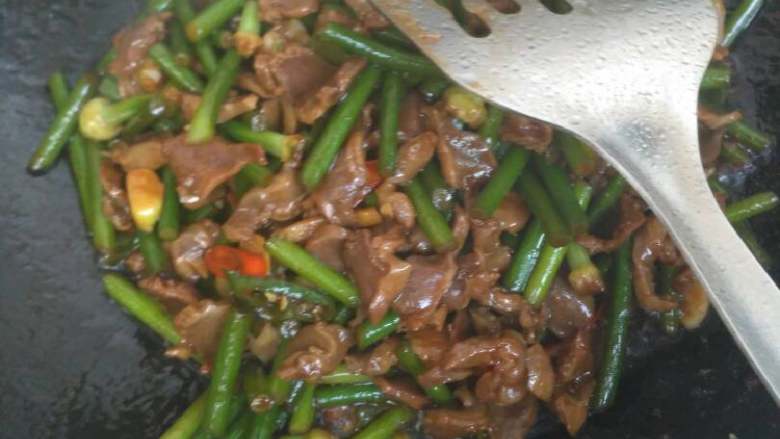 爆炒鸡胗,然后锅里倒油,把鸡胗放下去煸炒至变色出水,出水后盛出,过一会儿再把鸡胗里的水虑掉