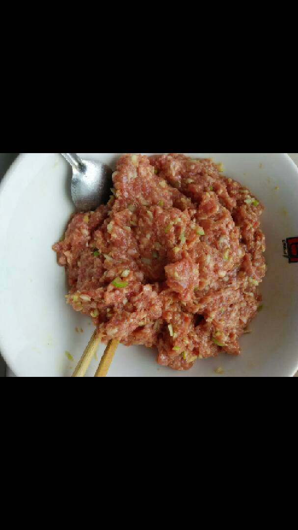 牛肉丸子,<a style='color:red;display:inline-block;' href='/shicai/ 8488'>牛肉馅</a>和切碎的<a style='color:red;display:inline-block;' href='/shicai/ 37'>姜</a>末混合搅拌，加入橄榄油鸡蛋一个淀粉