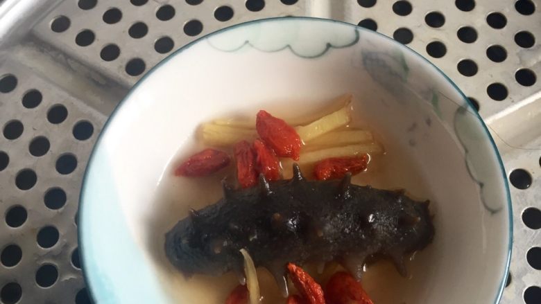 小米辽参粥,将发好的辽参上笼蒸20分钟,事先在辽参里加入姜丝、料酒、盐、枸杞。