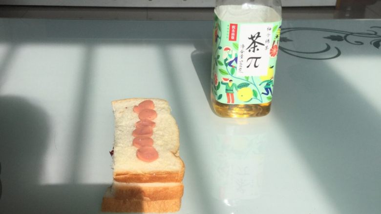 蔓越莓奶酪肉松火腿肠三明治配茶兀饮料