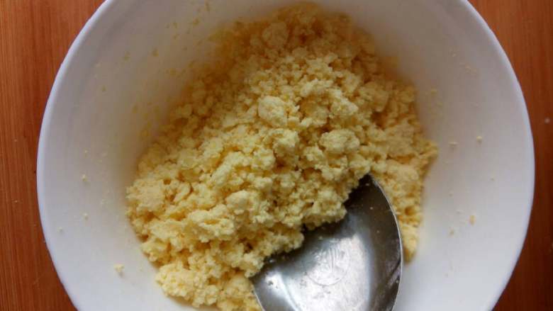 小饼干,熟蛋黄碾碎