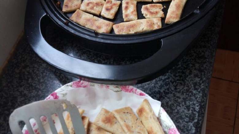小饼干,赶成面饼,切小块放入锅中,煎烙6分钟即可