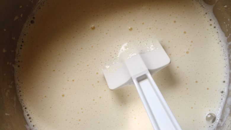冰淇淋(无奶油版),牛奶不要一下子全部倒入,等一部分牛奶和蛋黄搅拌均匀了,再把余下的牛奶全部倒入。