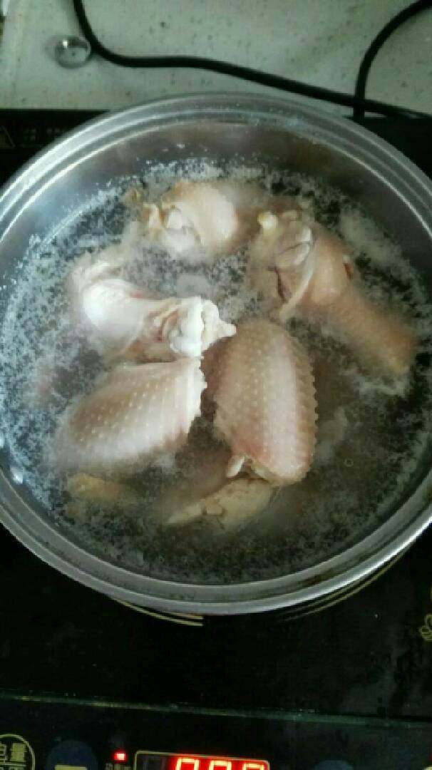 可乐鸡翅,水滚开后把鸡翅绰下血水,在捞起沥干