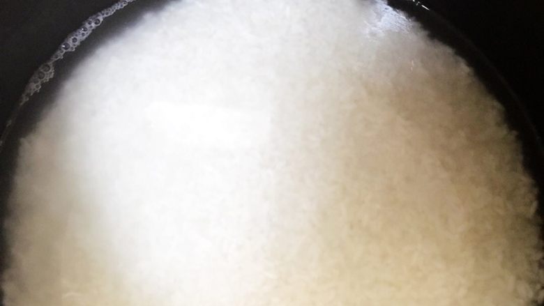排骨土豆闷饭,高压锅放入米和水(水要比平时煮米饭时少一半)