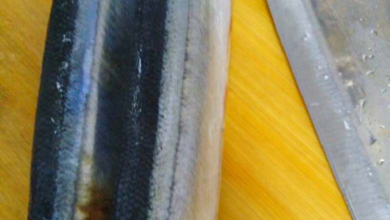 蒸秋刀鱼,<a style='color:red;display:inline-block;' href='/shicai/ 364'>秋刀鱼</a>洗净去除内脏,两面切花刀,再切成两半,用盐腌制十分钟。