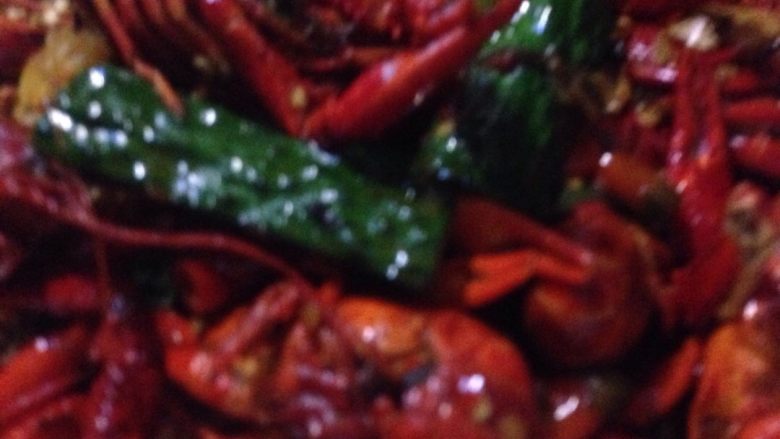 香辣小龙虾,等水快烧开加入切好的配菜翻炒一会加入盐、味精调味即可