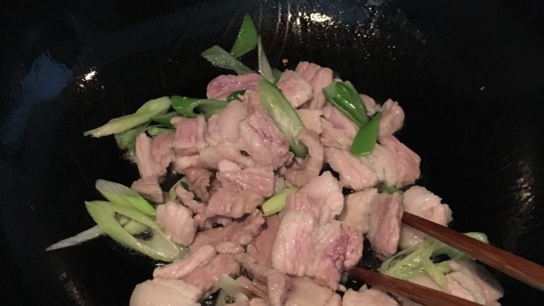 洋白菜肉炒饼,炒肉放葱姜大料