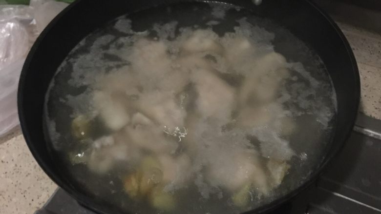 可乐猪蹄,煮沸后加入猪蹄些许盐巴,大火炖约40-60分钟