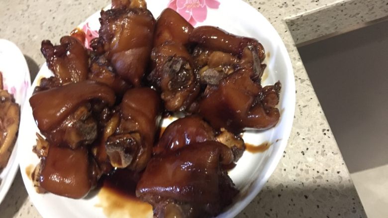 可乐猪蹄,烘干锅底加入一点点油倒入猪蹄颠锅翻转猪蹄(不能颠锅的直接锅铲翻炒);倒入适量<a style='color:red;display:inline-block;' href='/shicai/ 788'>生抽</a>颠锅翻转完全上色后倒入漫过三分之二猪蹄的可口可乐盖锅等,一会儿等汁收了就可以出锅了