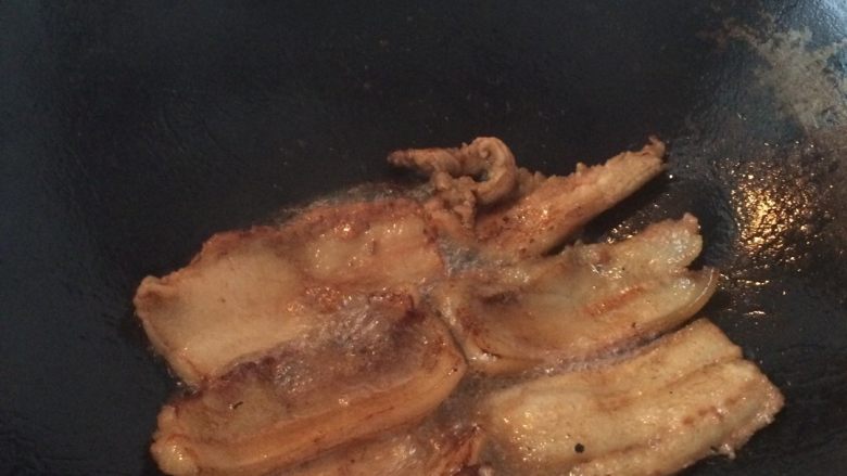 红枣扣肉,煎黄一面翻另一面煎,煎好出锅待同