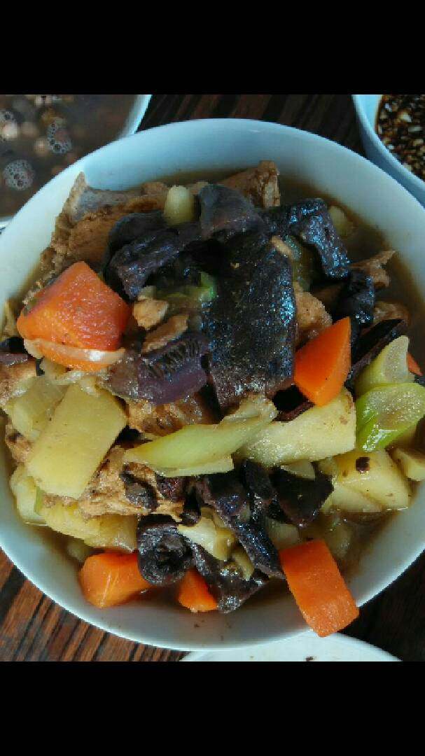 蘑菇炖鸡肉