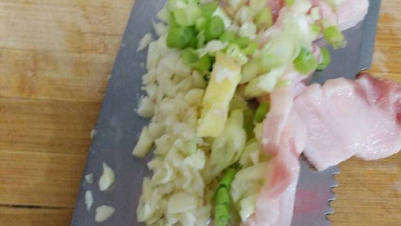 家常豆角,葱姜蒜<a style='color:red;display:inline-block;' href='/shicai/ 6081'>肉</a>切好备用