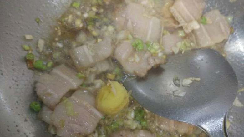 家常豆角,葱姜蒜肉炒香加盐和五香粉