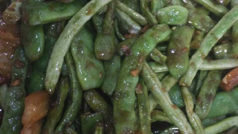 家常豆角,尽量多炒一会再加<a style='color:red;display:inline-block;' href='/shicai/ 692'>酱油</a>翻炒