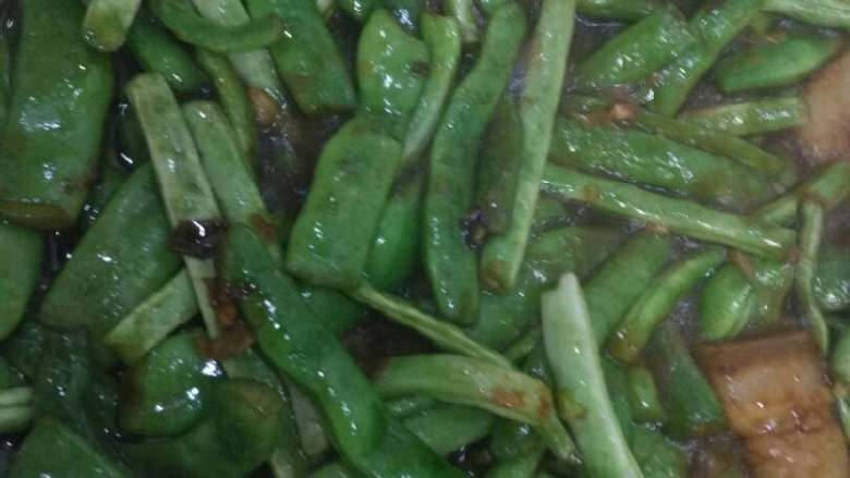 家常豆角,最后加一点水，盖盖焖炖一会，豆角必须熟透，不然容易中毒，大概7分钟就差不多了，因为水少，要看好锅，经常翻翻，水不够再加点，不放一次加多水，那样不好吃了，要豆角熟了，刚好收汁就最好吃！