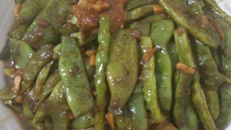 家常豆角,出锅配一碗米饭🍚吃，真好吃！我不太喜欢加土豆，加了就不是一个味了！